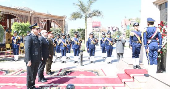 محافظ الفيوم يضع إكليلاً من الزهور على النصب التذكارى للشهداء بميدان قارون