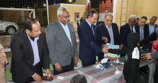 محافظ سوهاج يوزع الهدايا على أطفال مؤسسة البنين بحى الكوثر