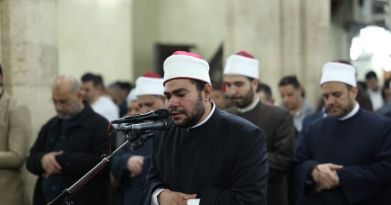 أئمة قبلة الجامع الأزهر يؤدون صلاة التراويح في الليلة السادسة والعشرين من رمضان