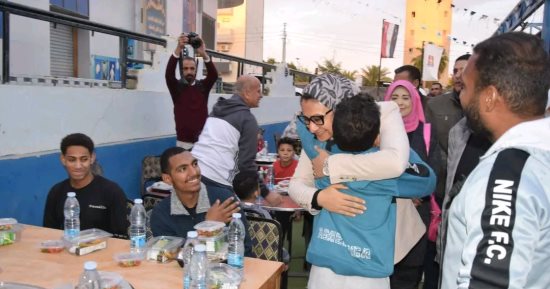 محافظ الوادي الجديد تشارك ذوي الاحتياجات الخاصة والأيتام الإفطار بالخارجة