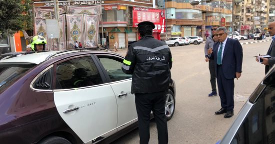 محافظ الدقهلية يشن حملة على السيارات التاكسي والسرفيس للتأكد من الالتزام بالتعريفة