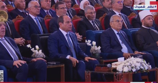 وزير الأوقاف يهدى الرئيس السيسى مجسّما لمسجد العزيز الحكيم