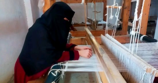 سجاد الوادى الجديد اليدوى بمواصفات التصدير.. منظومة إنتاجية متكاملة بدعم الأجهزة التنفيذية بالمحافظة.. قرى اللواء صبيح والبشندى أشهر قلاع السجاد فائق الجودة.. وبدأ سكانها من الصفر ونجحوا فى القضاء على البطالة