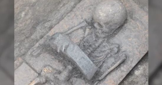اكتشاف أطفال يرتدون أحزمة محاربين برونزية فى مقبرة عمرها 2500 عام بإيطاليا