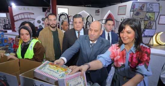 وزير العمل يشارك صناع الخير في تعبئة كراتين المواد الغذائية