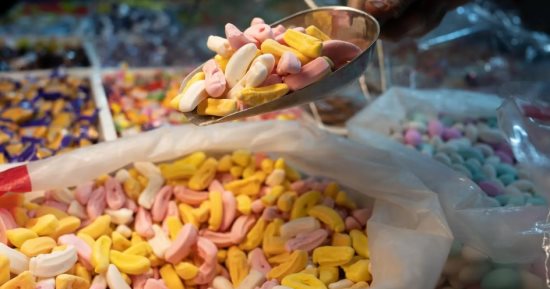 "حلويات العيد".. تصنع فرحة الأطفال فى عيد الفطر بالسعودية