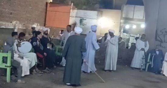 على دقات الطبل والمزمار.. شاهد منافسات لعبة التحطيب بأسوان.. مباشر