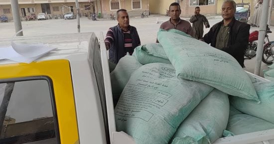 ضبط 17 جوال دقيق بلدى مدعم قبل تهريبه وبيعه فى السوق السوداء بالأقصر.. صور
