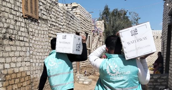 صناع الخير توزع كراتين المواد الغذائية ووجبات الإفطار على الأسر الأولى بالرعاية