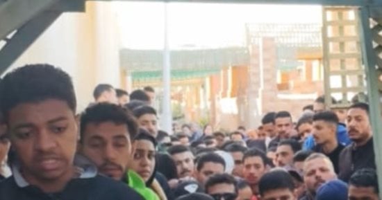 جنازة مهيبة لشاب ضحى بحياته دفاعا عن عامل توصيل فى بورسعيد.. صور