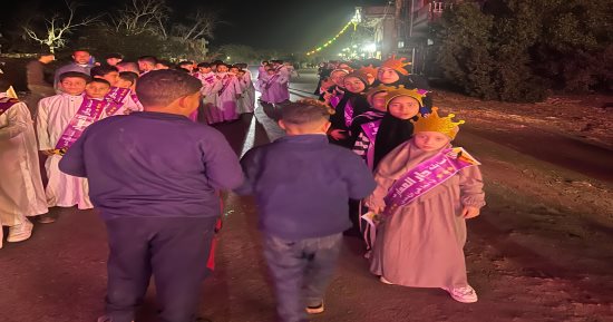 التيجان على رؤوسهم.. أنوار وزفة وفرحة لأطفال القرآن فى بنى عبيد بالدقهلية.. فيديو
