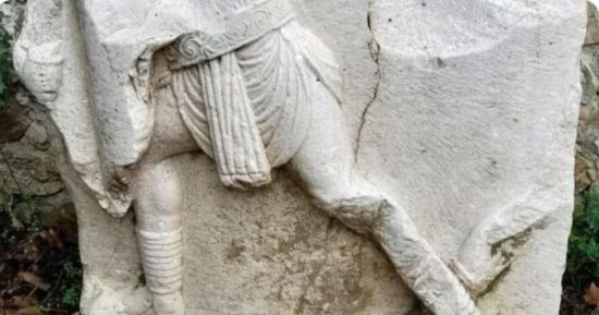 اكتشاف ضريح رومانى منحوت عليه مصارعون على طول طريق أبيا القديم بإيطاليا