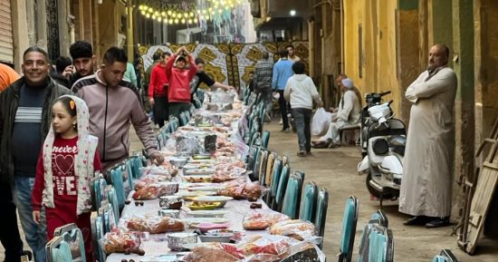 رمضان يجمعنا.. أهالى البراجيل بالجيزة ينظمون إفطارا جماعيا للعام الرابع