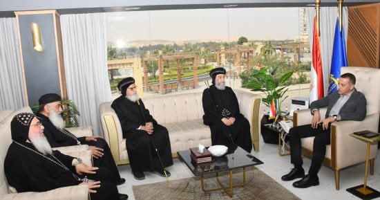 وفد من الأقباط الكاثوليك يقدم التهنئة لمحافظ أسوان بمناسبة عيد الفطر