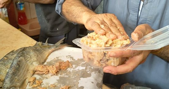 رحلة الملوحة.. من نهر النيل إلى موائد العيد.. وجبة العيد تجمع بين الطقس الشعبى والمذاق الصعيدى الأصيل بسوهاج.. الكيلو يبدأ من 300 جنيه.. كلب البحر والرشالة والرايه والسفروت الكبير أشهرها.. صور