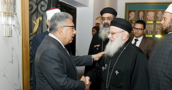 محافظ الدقهلية يستقبل وفد الكنيسة للتهنئة بعيد الفطر