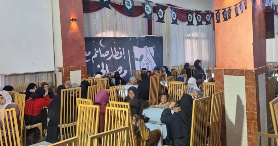توافد الصائمين على إفطار التحالف الوطنى فى بنى مر بأسيوط.. فيديو