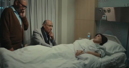 مسلسل اللون الأزرق الحلقة 14.. حزن وقلق يسيطر على والد آمنة فى المستشفى