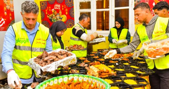 مصر على سفرة واحدة.. تقديم 5 آلاف وجبة ودعم الأسر الأولى بالرعاية بالفيوم