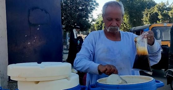 من بدلة البنك إلى عربة العصير.. 38 عامًا من كفاح “العم حسني” في قنا.. صور
