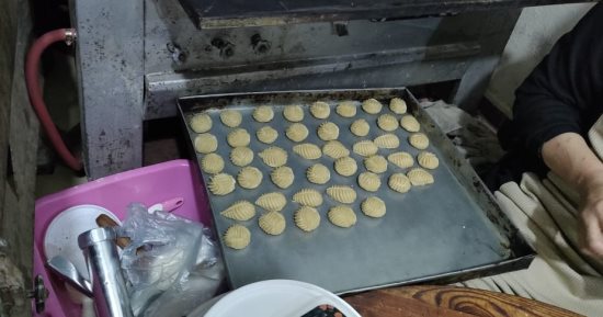 "من فرن بسيط إلى بهجة العيد".. حكاية “أم إسلام” مع الكحك فى الغربية (صور)