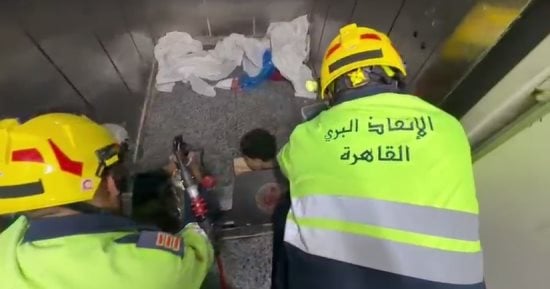 إنقاذ "بين السماء والأرض".. أمن القاهرة يحرر شخصاً حاصرته قضبان مصعد