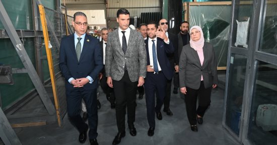 وزير الصناعة يتفقد مصنع متخصص في زجاج السيارات والألومنيوم