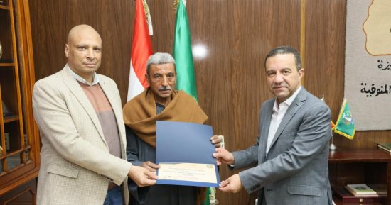 محافظ المنوفية يكرم عاملاً بقسم الحدائق بأشمون لإخلاصه وتفانيه فى العمل