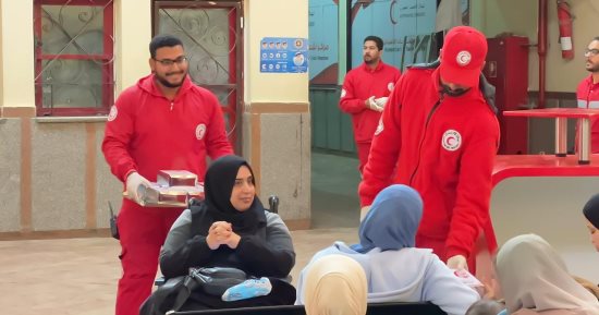 الهلال الأحمر يستأنف استقبال دفعة جديدة من الجرحى والمصابين الفلسطينيين