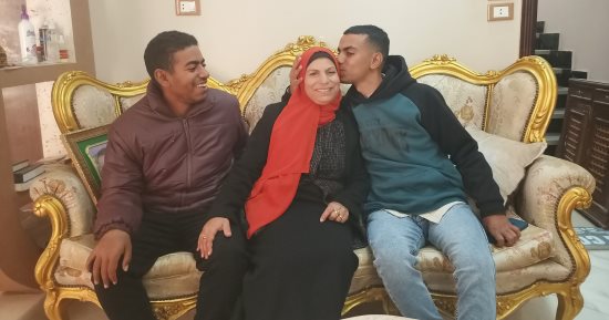 الأم المثالية فى المنوفية: وهبت حياتى لابنائى بعد وفاة زوجى وربنا كرمنى فيهم