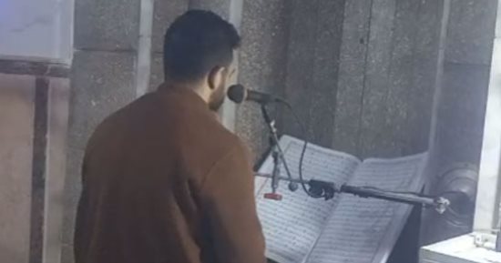 دعاء القنوت يملأ المساجد.. مشاهد مؤثرة من تهجد ليلة 29 رمضان بكفر الشيخ (فيديو)