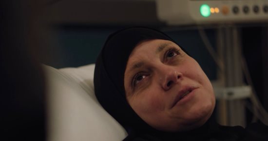 مسلسل حكاية نرجس الحلقة 15.. يوسف يذهب برفقة نرجس إلى جلسة الكيماوي