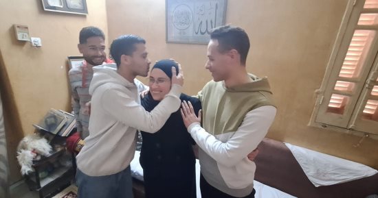 مات زوجها منذ 20 عامًا.. الأم المثالية بأسيوط: صليت الفجر ودعيت وربنا استجاب