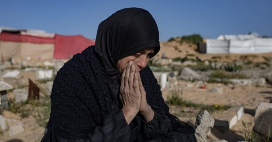 أهالى غزة يزورون مقابر شهداء الحرب في أول أيام عيد الفطر