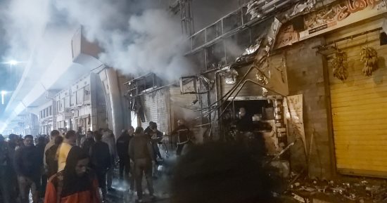 السيطرة على حريق 3 محال تجارية بمنطقة الكيلو 21 في العجمي دون إصابات.. صور