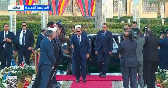 الرئيس السيسي يصل مسجد الفتاح العليم بالعاصمة الجديدة لأداء صلاة عيد الفطر