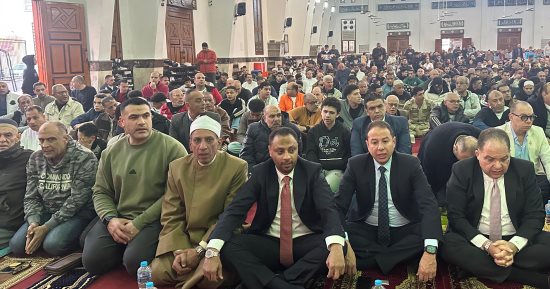 توافد المئات على المسجد العباسى لأداء صلاة عيد الفطر ببورسعيد.. فيديو