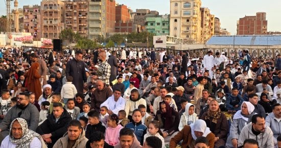آلاف المصلين في صلاة عيد الفطر وسط أجواء احتفالية مبهجة بالإسماعيلية.. فيديو