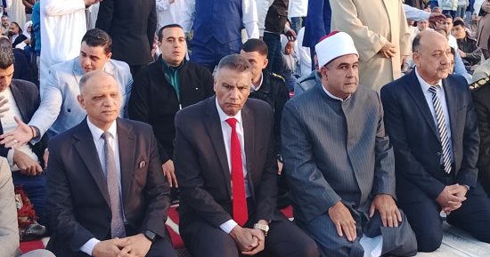 محافظ جنوب سيناء يؤدى صلاة عيد الفطر بساحة الاستاد الرياضى بطور سيناء