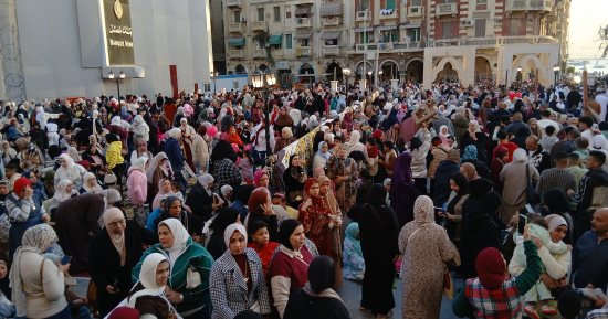 آلاف المصلين يؤدون صلاة عيد الفطر في ساحة المرسي أبو العباس بالإسكندرية
