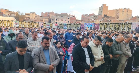 الآلاف يؤدون صلاة عيد الفطر بساحات الغربية