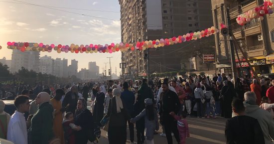 أجواء فرحة العيد بين الأهالى وأطفالهم عقب أداء صلاة عيد الفطر بالمحلة.. صور