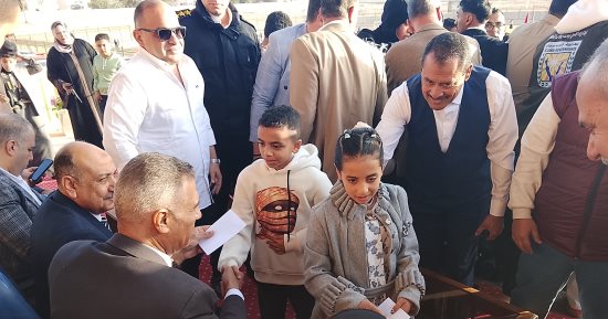 محافظ جنوب سيناء يوزع عيديات وهدايا على الأطفال بعد صلاة عيد الفطر.. صور