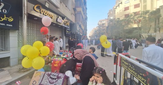 الشوارع كلها مليانة بفرحة العيد.. شباب أسيوط يحتفلون بعيد الفطر المبارك.. صور