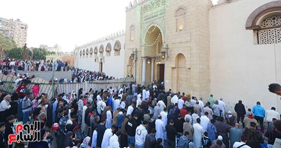 آلاف المصلين يملؤون ساحة مسجد عمرو بن العاص فى أول أيام عيد الفطر 2026