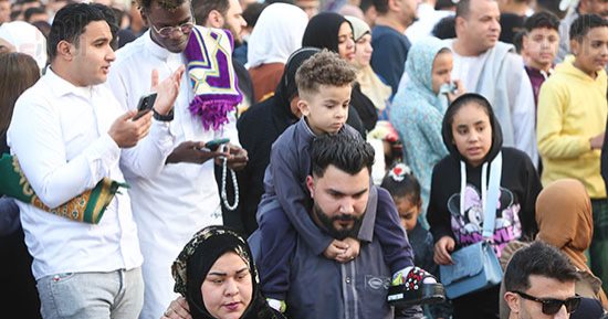 آلاف المصلين يؤدون صلاة العيد فى ساحة مسجد عمرو بن العاص