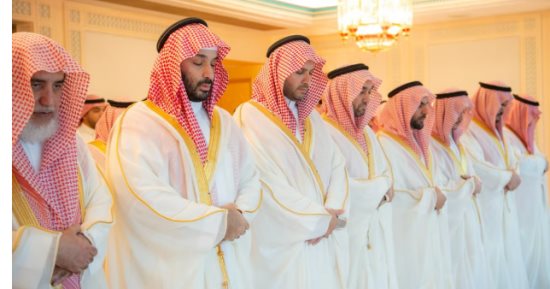 ولى العهد السعودى يؤدى صلاة عيد الفطر بالمسجد الحرام 