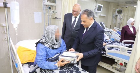 محافظ الشرقية يزور مرضى المستشفيات ويهديهم كحك العيد