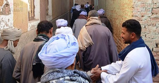 البلد كلها بتعيد على بعض.. أهالى دنفيق بقنا يتبادلون التهانى.. فيديو