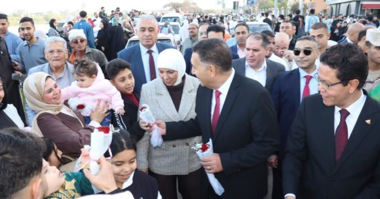 العيد فرحة.. الملايين يؤدون صلاة العيد فى محافظات مصر.. والمحافظون يقدمون التهانى للمواطنين.. محافظ الإسكندرية يزور أطفال مستشفى الملكة نازلى.. وعيديات وهدايا للأطفال بجنوب سيناء.. والقليوبية توزع الورود